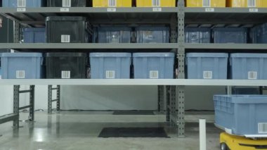 Otomatik Perakende Depo AGV Robotları 'nın modern fabrikada dağıtım ürünü stoklarını sunuşunun tanıtımı. Depo robotlu akıllı depo lojistik yönetim sistemi. AI Teknolojisi