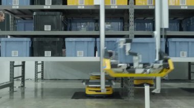Otomatik Perakende Depo AGV Robotları 'nın modern fabrikada dağıtım ürünü stoklarını sunuşunun tanıtımı. Depo robotlu akıllı depo lojistik yönetim sistemi. AI Teknolojisi