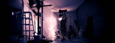 Çekimden önce profesyonel ekipman hazırlayan fotoğraf ya da video yapım stüdyosu. Stüdyo LED sürekli ışıklar ürüne ve arkaplana daha yumuşak ışık için dağıtıcı plakaların arkasında düzenleme.