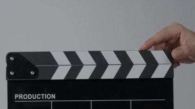 Film tahtası ya da el çırpma tahtası kayıt çerçevesiyle vuruyor. El ele tutuşup boş film tahtasını tutarak ve kameranın önünde alkışlayarak. Bir video prodüksiyonu çekerken açık ve kapalı film sayfası