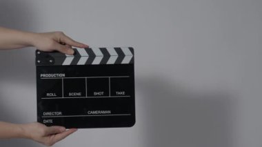 Film tahtası ya da el çırpma tahtası kayıt çerçevesiyle vuruyor. El ele tutuşup boş film tahtasını tutarak ve kameranın önünde alkışlayarak. Bir video prodüksiyonu çekerken açık ve kapalı film sayfası