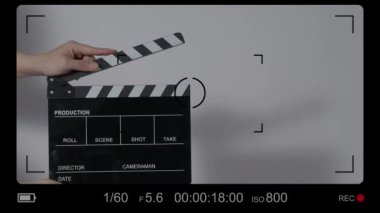 Film tahtası ya da el çırpma tahtası kayıt çerçevesiyle vuruyor. El ele tutuşup boş film tahtasını tutarak ve kameranın önünde alkışlayarak. Bir video prodüksiyonu çekerken açık ve kapalı film sayfası