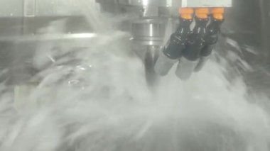 CNC değirmen makinesinin çelik parçalarını su soğutucu metoduyla kestiğini gösteriyor. Çelik kesimi, modern fabrikada otomatikleştirilmiş CNC kullanılmasını önlemek için çelik oluşumu sırasında su soğutma işlemini içerir..