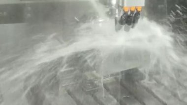 CNC değirmen makinesinin çelik parçalarını su soğutucu metoduyla kestiğini gösteriyor. Çelik kesimi, modern fabrikada otomatikleştirilmiş CNC kullanılmasını önlemek için çelik oluşumu sırasında su soğutma işlemini içerir..