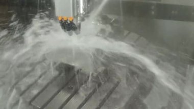 CNC değirmen makinesinin çelik parçalarını su soğutucu metoduyla kestiğini gösteriyor. Çelik kesimi, modern fabrikada otomatikleştirilmiş CNC kullanılmasını önlemek için çelik oluşumu sırasında su soğutma işlemini içerir..