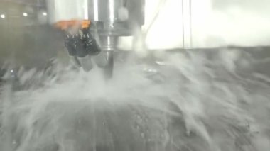 CNC değirmen makinesinin çelik parçalarını su soğutucu metoduyla kestiğini gösteriyor. Çelik kesimi, modern fabrikada otomatikleştirilmiş CNC kullanılmasını önlemek için çelik oluşumu sırasında su soğutma işlemini içerir..