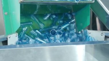 PET ya da PET gibi plastik su şişelerinin demo yapımı otomatikleştirilmiş ısı üfleme ve şekillendirme makinesi ve plastik şişe yapma sürecinden önce. İçme suyu endüstrisi