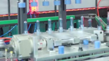 PET ya da PET gibi plastik su şişelerinin demo yapımı otomatikleştirilmiş ısı üfleme ve şekillendirme makinesi ve plastik şişe yapma sürecinden önce. İçme suyu endüstrisi