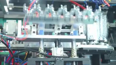 PET ya da PET gibi plastik su şişelerinin demo yapımı otomatikleştirilmiş ısı üfleme ve şekillendirme makinesi ve plastik şişe yapma sürecinden önce. İçme suyu endüstrisi