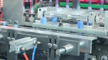 PET ya da PET gibi plastik su şişelerinin demo yapımı otomatikleştirilmiş ısı üfleme ve şekillendirme makinesi ve plastik şişe yapma sürecinden önce. İçme suyu endüstrisi