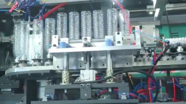 PET ya da PET gibi plastik su şişelerinin demo yapımı otomatikleştirilmiş ısı üfleme ve şekillendirme makinesi ve plastik şişe yapma sürecinden önce. İçme suyu endüstrisi