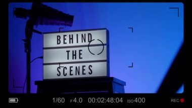 Kamera çerçevesinin önündeki sahne ışığı kutusunun arkasında. Sahne arkasında beyaz ışık kutusu üzerindeki siyah metin. Film yapımcısı ya da film stüdyosu için dekor. B-roll video yapımı için görüntü.