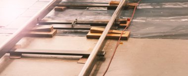 Stüdyo çekimlerinde kamera tramvayı ya da kamera arabası rayları kullanılacak. Stüdyonun zeminine monte edilmiş film için profosyonel kameraman Dolly tren yolu. Video yapım oyuncağı ve ekipler sette.