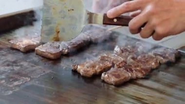 Şef, Japon Wagyu bifteğini ya da etini alev makinesiyle şişledi. Izgara tava ve meşale ile nefis bir şekilde ızgara et. Japonya 'da canlı sıcak alevlerle sokak yemekleri hazırlığı