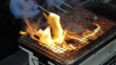 Şef, Japon Wagyu bifteğini ya da etini alev makinesiyle şişledi. Izgara tava ve meşale ile nefis bir şekilde ızgara et. Japonya 'da canlı sıcak alevlerle sokak yemekleri hazırlığı