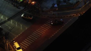Gece loş bir şehir sokağının hava görüntüsü. Gece vakti Bangkok trafik yolu renkli ışık titreşimli şehirlerde daha az araç gösteriyor. Gece şehir manzarası trafik hava manzarası.