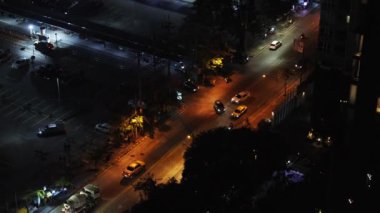 Gece loş bir şehir sokağının hava görüntüsü. Gece vakti Bangkok trafik yolu renkli ışık titreşimli şehirlerde daha az araç gösteriyor. Gece şehir manzarası trafik hava manzarası.
