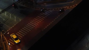 Gece loş bir şehir sokağının hava görüntüsü. Gece vakti Bangkok trafik yolu renkli ışık titreşimli şehirlerde daha az araç gösteriyor. Gece şehir manzarası trafik hava manzarası.
