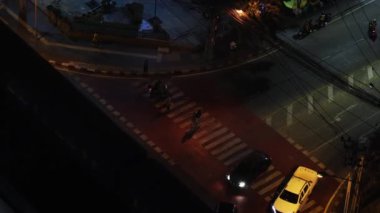 Gece loş bir şehir sokağının hava görüntüsü. Gece vakti Bangkok trafik yolu renkli ışık titreşimli şehirlerde daha az araç gösteriyor. Gece şehir manzarası trafik hava manzarası.