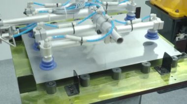Endüstriyel malzeme taşımada kullanılan emme kapları ve pnömatik boruları olan otomatik robotik kol sistemi. Fabrikalarda konumlandırma ve montaj işlemleri için gelişmiş otomasyon gösterirName