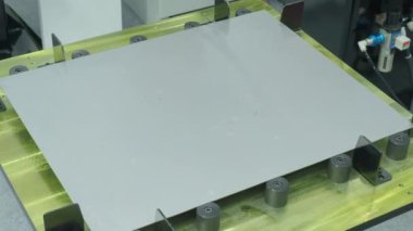 Endüstriyel malzeme taşımada kullanılan emme kapları ve pnömatik boruları olan otomatik robotik kol sistemi. Fabrikalarda konumlandırma ve montaj işlemleri için gelişmiş otomasyon gösterirName