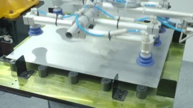 Endüstriyel malzeme taşımada kullanılan emme kapları ve pnömatik boruları olan otomatik robotik kol sistemi. Fabrikalarda konumlandırma ve montaj işlemleri için gelişmiş otomasyon gösterirName