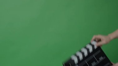 Klasik bir siyah beyaz film sehpası ya da yeşil ekranın önünde çekilen bir film tahtası. Film yapımında ses ve videoyu işaretlemek ve senkronize etmek için temel film yapma aracı kullanılır..