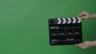 Klasik bir siyah beyaz film sehpası ya da yeşil ekranın önünde çekilen bir film tahtası. Film yapımında ses ve videoyu işaretlemek ve senkronize etmek için temel film yapma aracı kullanılır..