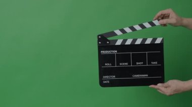 Klasik bir siyah beyaz film sehpası ya da yeşil ekranın önünde çekilen bir film tahtası. Film yapımında ses ve videoyu işaretlemek ve senkronize etmek için temel film yapma aracı kullanılır..