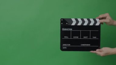 Klasik bir siyah beyaz film sehpası ya da yeşil ekranın önünde çekilen bir film tahtası. Film yapımında ses ve videoyu işaretlemek ve senkronize etmek için temel film yapma aracı kullanılır..