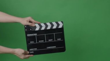 Klasik bir siyah beyaz film sehpası ya da yeşil ekranın önünde çekilen bir film tahtası. Film yapımında ses ve videoyu işaretlemek ve senkronize etmek için temel film yapma aracı kullanılır..