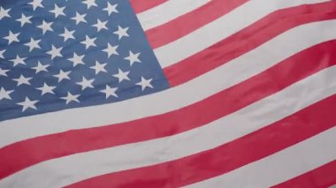 Amerika Birleşik Devletleri bayrağı. Birleşik Devletler bayrağının rüzgarda dalgalanmasına yakın. Yıldızlar ve çizgiler vatansever kırmızı beyaz renkleri gösteriyor. ABD ulusu özgürlük sembolü dalgalanıyor.