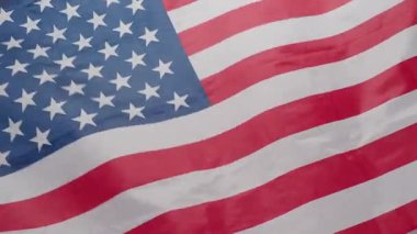Amerika Birleşik Devletleri bayrağı. Birleşik Devletler bayrağının rüzgarda dalgalanmasına yakın. Yıldızlar ve çizgiler vatansever kırmızı beyaz renkleri gösteriyor. ABD ulusu özgürlük sembolü dalgalanıyor.