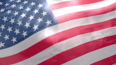 Amerika Birleşik Devletleri bayrağı. Birleşik Devletler bayrağının rüzgarda dalgalanmasına yakın. Yıldızlar ve çizgiler vatansever kırmızı beyaz renkleri gösteriyor. ABD ulusu özgürlük sembolü dalgalanıyor.