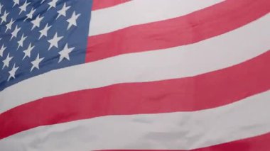 Amerika Birleşik Devletleri bayrağı. Birleşik Devletler bayrağının rüzgarda dalgalanmasına yakın. Yıldızlar ve çizgiler vatansever kırmızı beyaz renkleri gösteriyor. ABD ulusu özgürlük sembolü dalgalanıyor.