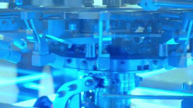 Otomatik makine sistemi. Gelişmiş otomatikleştirilmiş üretim makinesini kapat. Karmaşık otomasyon mekanik bileşenleri tam olarak hareket ediyor. Modern teknoloji ve yüksek teknoloji endüstriyel otomasyon
