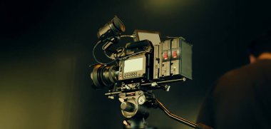 Üst düzey profesyonel sinema kameraları, kamera ekipmanlarını ve set elemanlarını aydınlatan film ya da video yapım kurulumu. Kamera arkasında ya da sinematik görüntüler için bir stüdyoda BTS video çekimi.