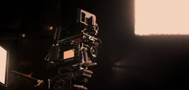 Üst düzey profesyonel sinema kameraları, kamera ekipmanlarını ve set elemanlarını aydınlatan film ya da video yapım kurulumu. Kamera arkasında ya da sinematik görüntüler için bir stüdyoda BTS video çekimi.