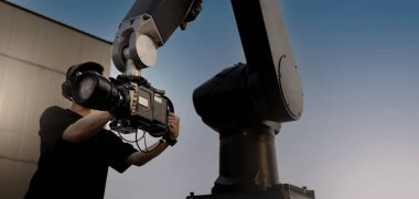 Profesyonel bir sinema kamerasıyla donatılmış yüksek teknolojili robotik kolu olan video ya da film yapımı. Bir görüntü yönetmeni tarafından yönetiliyor. Gelişmiş hareket kontrol sistemi kesin kamera hareketlerini görüntülemeyi sağlar.