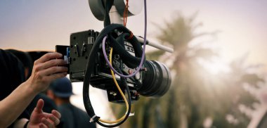 Profesyonel bir sinema kamerasıyla donatılmış yüksek teknolojili robotik kolu olan video ya da film yapımı. Bir görüntü yönetmeni tarafından yönetiliyor. Gelişmiş hareket kontrol sistemi kesin kamera hareketlerini görüntülemeyi sağlar.