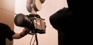 Profesyonel bir sinema kamerasıyla donatılmış yüksek teknolojili robotik kolu olan video ya da film yapımı. Bir görüntü yönetmeni tarafından yönetiliyor. Gelişmiş hareket kontrol sistemi kesin kamera hareketlerini görüntülemeyi sağlar.