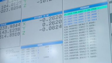 CNC makine kontrol panelini kapat ve gerçek zamanlı teknik makine verilerini göster. Koordinatlar, besleme hızları ve G kod programlama dahil. otomatik CNC makineleme veri kontrol paneli görüntüleme.