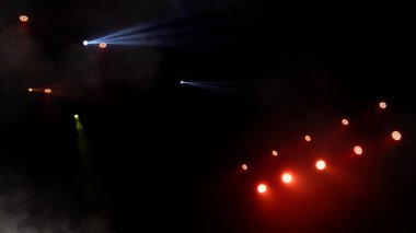 Sahne ışıkları arka planı. Gösteri zamanı sahnenin sahne ışıklarından ışık ve duman geliyor. Lazer göstergesi siyah arkaplanda izole edildi. Işık projektörü aydınlatmalı boş sahne.