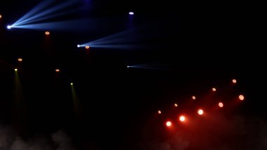 Sahne ışıkları arka planı. Gösteri zamanı sahnenin sahne ışıklarından ışık ve duman geliyor. Lazer göstergesi siyah arkaplanda izole edildi. Işık projektörü aydınlatmalı boş sahne.