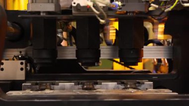 Endüstriyel üretim makinesindeki plastik PET şişesinin ısıtma işlemini kapat. Otomatik endüstriyel PET şişe makinesi. Yüksek hızlı plastik şişe üretiminde robot sistem otomasyonu.