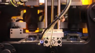 Endüstriyel üretim makinesindeki plastik PET şişesinin ısıtma işlemini kapat. Otomatik endüstriyel PET şişe makinesi. Yüksek hızlı plastik şişe üretiminde robot sistem otomasyonu.