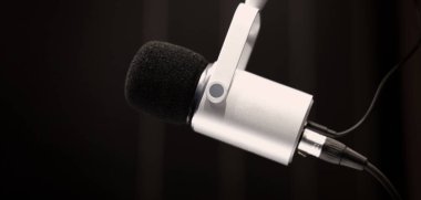 Stüdyoda mikrofon var. Popüler filtresi olan profesyonel stüdyo mikrofonu askıya alındı. Mikrofonu kontrollü bir ses üzerinde veya yüksek kaliteli ses kaydı için ayarlayın.