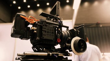 Profesyonel sinema kameraları bir stüdyo veya etkinlik ortamında kullanılıyor. Ekip operasyonları ve kamera arkası video üretimi ile son teknoloji. Canlı kayıt ve yayın için kamera.