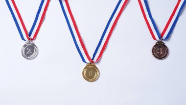 Okul, ulusal, olimpiyat sporları ve hatta organizasyon müsabakaları için kurdeleli altın ve bronz gösteri madalyaları. Beyaz arka planda izole edilmiş. Ödül ve zafer konsepti