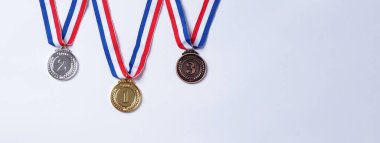 Okul, ulusal, olimpiyat sporları ve hatta organizasyon müsabakaları için kurdeleli altın ve bronz gösteri madalyaları. Beyaz arka planda izole edilmiş. Ödül ve zafer konsepti